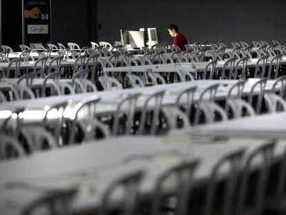 Un <i>campusero</i> instalando su equipo de ordenadores ayer en los pabellones de la Feria de Valencia.