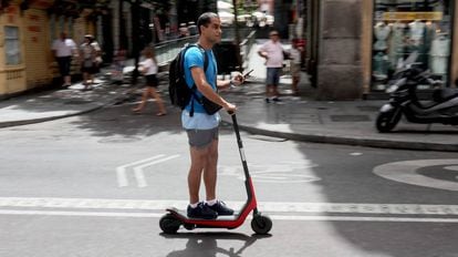 Un usuario de patinetes eléctricos circula por el centro de Madrid.
