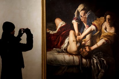 Una persona observa la obra 'Judit decapitando a Holofernes', de Artemisia Gentileschi en el palacio Braschi, en Roma, el 30 de noviembre de 2016.