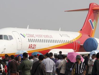 Un prototipo de ARJ21 en la exhibici&oacute;n de Zhuhai, en 2010.