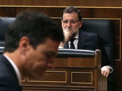 Rajoy mira passar Pedro S&aacute;nchez en una sessi&oacute; de control.