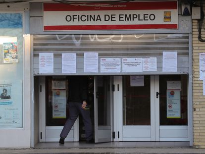 Un hombre entra en una oficina de empleo, este jueves en Madrid.