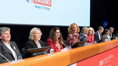 En el centro de la imagen, Rosa Carabel, CEO de Eroski, y Leire Mugerza, presidenta del consejo rector.