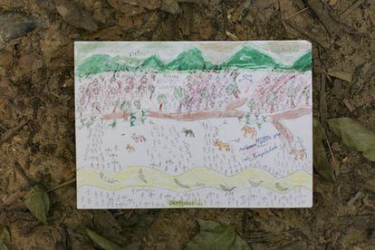 Un dibujo de Manzur Ali es visto en una zona dedicada a los niños refugiados rohingya en Bangladesh. El dibujo representa la escena vivida por Manzur Ali cuando huía de Myanmar: el ejército quemando casas, cadáveres esparcidos por la carretera y la comunidad rohingya huyendo a Bangladés a pie o en barco.