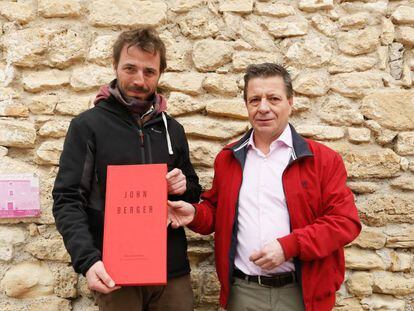  Yves Berger, hijo del escritor recogiendo la medalla goyesca como hijo adoptivo de Fuendetodos de la mano del Alcalde Enrique Salue&ntilde;a.