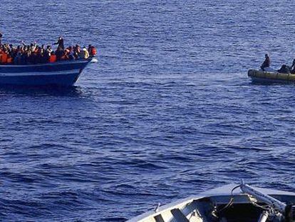Lanchas de la Marina italiana se acercan a un bote con inmigrantes el pasado 9 de abril. 