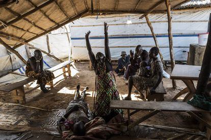Familiares lloran la pérdida de un ser querido, enfermo de cólera, en un hospital de campaña en Mingkaman, un campo de desplazados en Sudán del Sur, el 26 de abril de 2017.