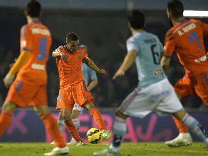 Rodrigo dispara para hacer el primero del Valencia.