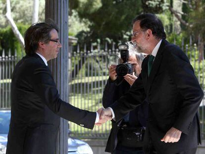 Carles Puigdemont saluda a Mariano Rajoy a su llegada al Museo Nacional de Arte de Catalu&ntilde;a (MNAC).