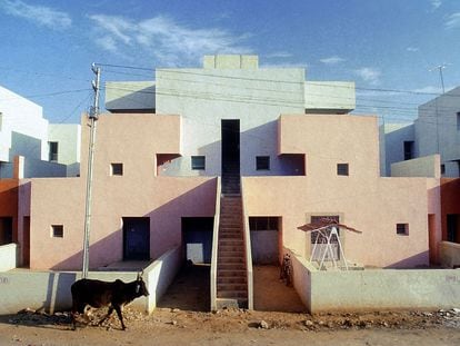 Viviendas para la Life Insurance Corporation of India, Ahmedabad, 1973, obra de Balkrishna Doshi.