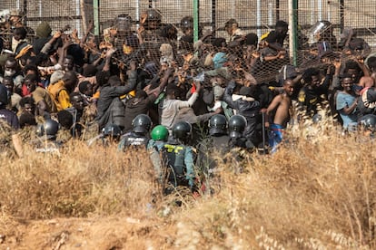 Una multitud aglomerada junto a la valla fronteriza, rodeada por guardias civiles, tras el salto de ayer.
