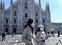 Turistas con mascarilla ante la catedral de Milán, este lunes. En vídeo, las cancelaciones de viajes de estudios a Italia.