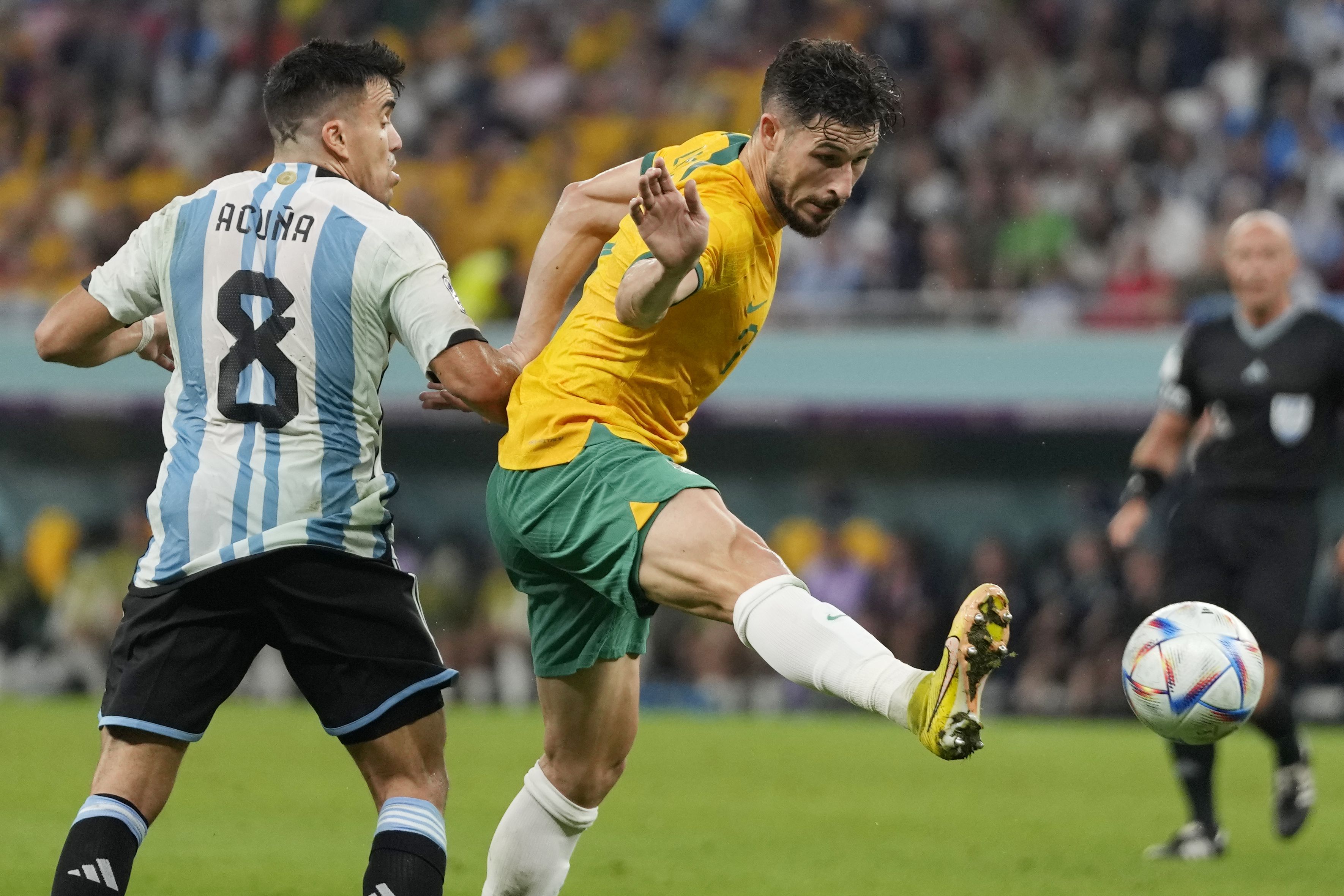 Leckie trata de controlar el balón ante Acuna.