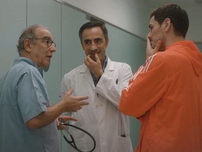 Iker Casillas, con los médicos en Oporto, en la serie documental 'Colgar las alas'