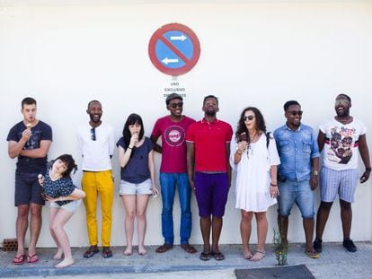 Los integrantes de BCUC y Touchwood se divierten durante una parada en su viaje entre Madrid y Lanuza, sede del festival Pirineos Sur.