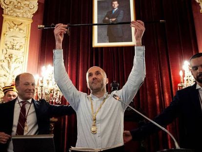 El nuevo alcalde de Ourense, con el bastón de mando.