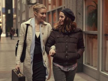 Greta Gerwig (izquierda) y Lola Kirke, en la pel&iacute;cula.