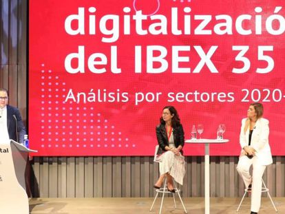César Tello y Carina Szpilka, director general y presidenta de Adigital, y Elena Rodríguez, directiva de Opinno, en la presentación del Índice de Digitalización del Ibex 35.