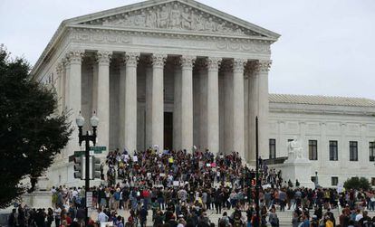 Manifestantes en contra de la nominación del juez Kavanaugh protestan ante la sede del Tribunal Supremo en EE UU.