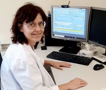 La enfermera Roser Font, en su despacho del Hospital Universitari Mútua de Terrassa, en Barcelona.
