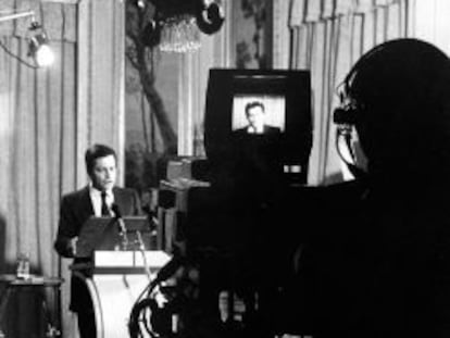 Adolfo Suárez, presidente del Gobierno, durante el discurso en TVE en el que anunció la disolución de las Cortes y la convocatoria de Elecciones Generales para el próximo 1 de Marzo de 1979. EFE/rba