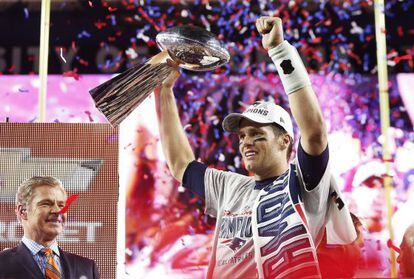 Brady, quarterback de los Patriots, levanta el trofeo Vince Lombardi.