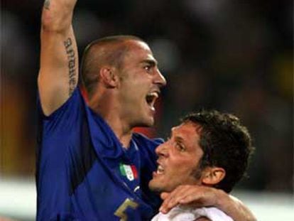 Materazzi levanta a Cannavaro tras la victoria.