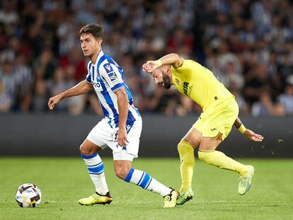 Martin Zubimendi of Real Sociedad competes for the ball with Jose Luis Morales of Villarreal CF during the La Liga Santander football match between Real Sociedad and Villarreal CF at Reale Arena on October 9, 2022, in San Sebastian, Spain.
AFP7 
09/10/2022 ONLY FOR USE IN SPAIN