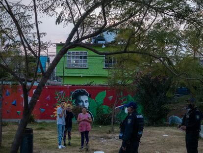 Elementos de la policía de Ciudad de México ofrecen una charla a vecinos de la zona de Iztapalapa sobre las restricciones sociales durante la emergencia por la pandemia de Covid-19.
