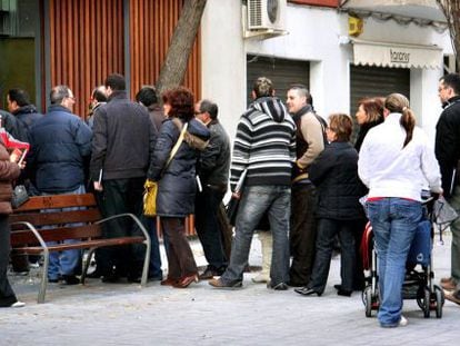 Cola de parados ante una oficina del Servef (servicio valenciano de empleo) en Mislata. 