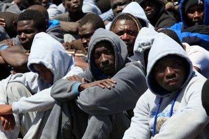 Varios migrantes detenidos en el puerto de Tr&iacute;poli tras intentar partir a la UE. 