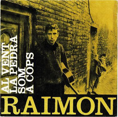 In 1963, Raimon published his first album, 'Al vent'.  From a photograph by Oriol Maspons, Fornas prints his personal stamp on the cover, setting a style that he will develop in his successive works. 