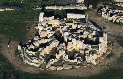 Se trata de una obra maestra de la arquitectura prehistórica en la cima de una colina al sur de la isla de Malta, entre un típico paisaje mediterráneo. El templo principal de Hagar Qim está fechado entre 3600 y 3200 antes de Cristo y hay restos de al menos otras dos estructuras más, una de ellas bastante más antigua. Nunca quedó completamente enterrado. El muro exterior está construido con grandes bloques en posición vertical, entre los que figura el que está considerado el mayor megalito maltés: más de cinco metros de altura y casi 60 toneladas de peso. Es patrimonio mundial junto a otros seis templos megalíticos malteses.