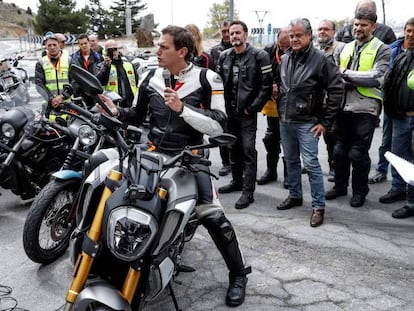 El presidente de Ciudadanos, Albert Rivera, en un acto electoral este lunes con motoristas. En vídeo, declaraciones de Rivera.