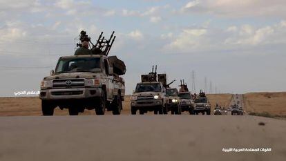 Imagen tomada de la página de Facebook del Ejército Nacional Libio (LNA), en la que se ve a las fuerzas encabezadas por el mariscal de campo Jalifa Haftar avanzando hacia Trípoli.