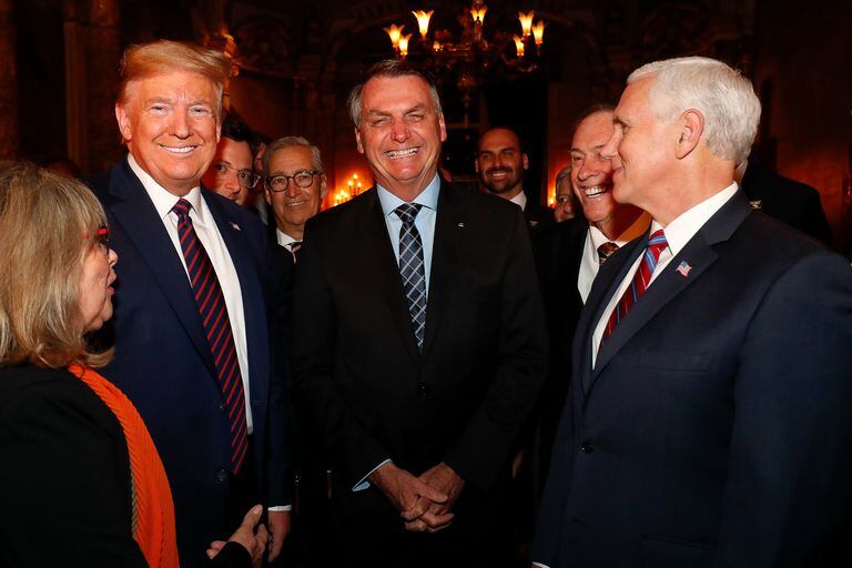 Fábio Wajngarten, el contagiado brasileño, se asoma a espaldas de Trump.