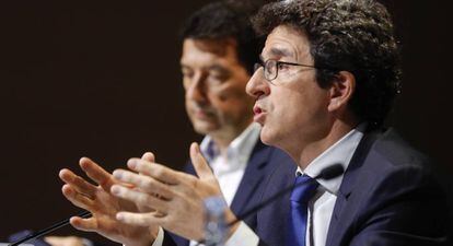 El economista Jefe del BBVA Jorge Sicilia junto al responsable de análisis macroeconómico, Rafael Doménech