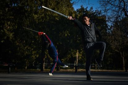 Dos hombres hacen ejercicio en un parque de Pekín (China). La Comisión Nacional de Sanidad de China informó que el país asiático detectó 14 nuevos positivos del coronavirus este jueves, siete de los cuales se produjeron por contagio local en la provincia nororiental de Liaoning.