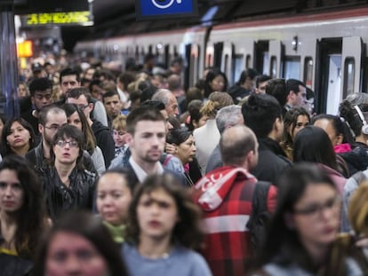 Aglomeracions en l'última vaga del metro.