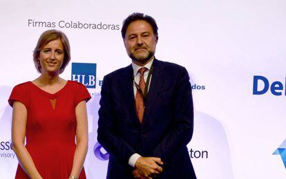 La presidenta del ICAC, Ana María Martínez-Pina, con el presidente del ICJCE, Mario Alonso.