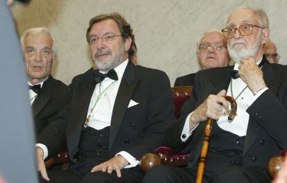 De izquierda a derecha, los académicos Luis Goytisolo, Juan Luis Cebrián y José Luis Sampedro.