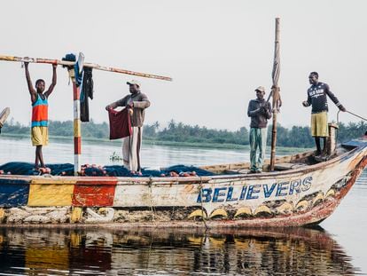 Los pescadores de la barca Believe, llamados "Believers", minutos después de llegar a la playa. En Ghana sobreviven más de 200 comunidades pesqueras, con casi tres millones de personas en el país que dependen de la pesca a pequeña escala para su sustento. Este medio de vida está en grave peligro, en gran parte debido a la pesca ilegal, no declarada y no reglamentada por parte de la flota industrial de arrastre. Desde hace años, comunidades de pescadores de las orillas del Lago Volta alzan la voz para protestar sobre una situación que se ha convertido en insostenible: según un informe de Environmental Justice Foundation (EJF) el 90% de la industria pesquera industrial ghanesa está vinculada a propiedad china, dejando a los propios pescadores locales en un segundo plano.