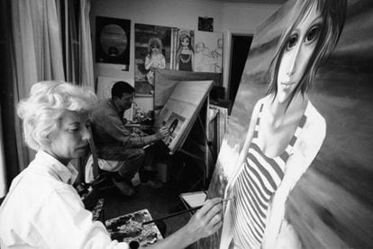 Margaret Keane pintando, en 1965, sus características figuras de ojos grandes. Al fondo, su marido Walter, que se llevó toda la gloria. Tim Burton contó la historia en la película 'Big eyes' (2014), protagonizada por Amy Adams.