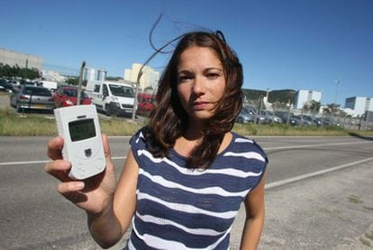 Sophie Magnoni, de Greenpeace, muestra los niveles de radiactividad normales frente a la planta.