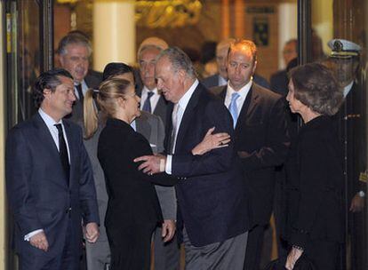 Los Reyes se despiden en el tanatorio de la viuda de Fernández Campo, María Teresa Álvarez.