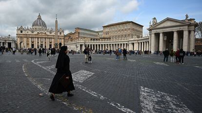 Una monja camina por la plaza de San Pedro en el Vaticano, el pasado 30 de marzo.