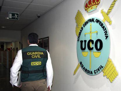 Un agente en los pasillos de la Unidad Central Operativa de la Guardia Civil, la UCO. 