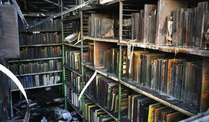 La biblioteca Louis Jouvet, en el norte de París, tras un ataque en 2007.