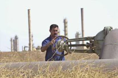 Un trabajador petrolero abriendo una válvula en una refinería iraquí. EFE/Archivo