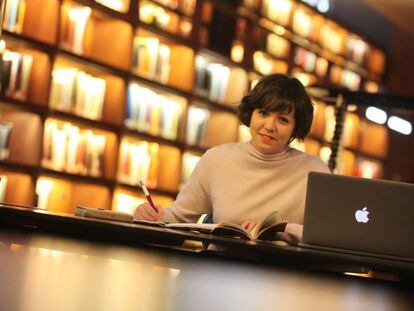 Jana Pacheco, trabajadora autónoma que utiliza bibliotecas públicas como oficina, en la biblioteca del Reina Sofía.
